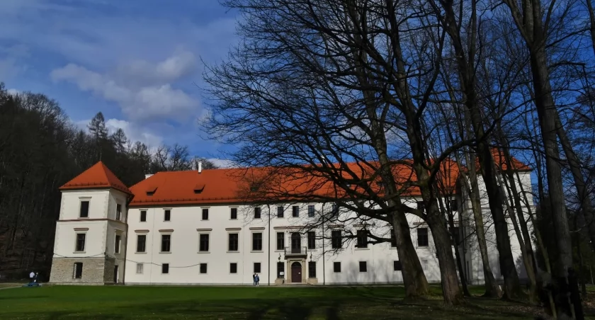 Park zamkowy zamknięty