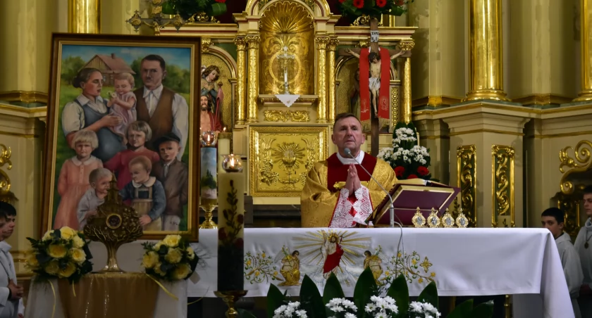 Klęknięcie przed Bogiem to fundament życia małżeńskiego – peregrynacja relikwii Ulmów w Makowie Podhalańskim
