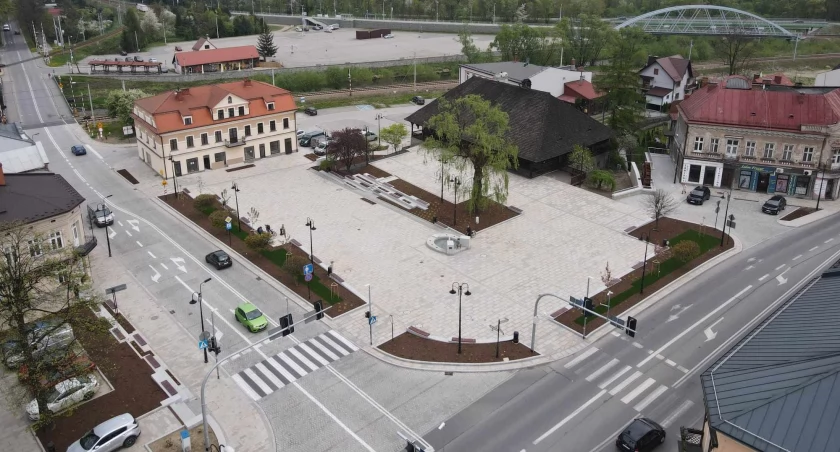 Rynek w Suchej Beskidzkiej z ziemi i powietrza 