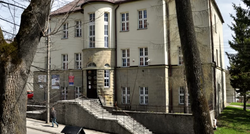 Odkryj świat edukacji w Zespole Szkół im. Hugona Kołłątaja!
