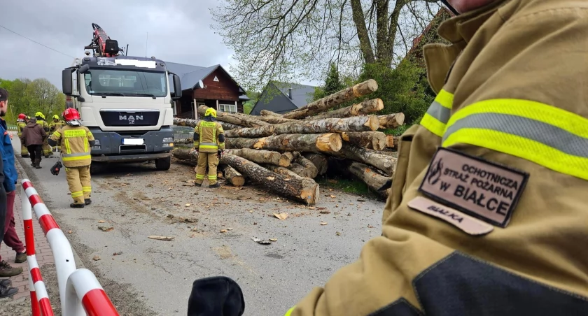 Bale drewna na drodze w Kojszówce. Mamy wstępne ustalenia