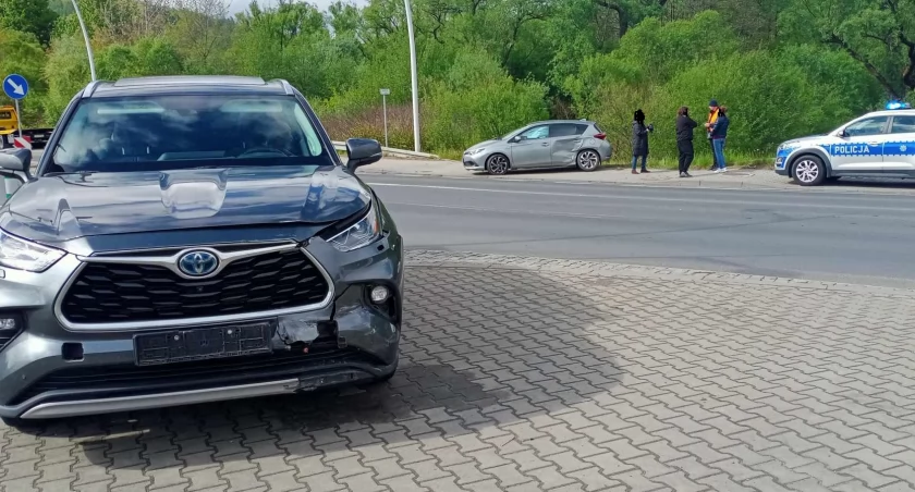 Wypadek na wyjeździe z Suchej Beskidzkiej. Nastolatka przewieziona do szpitala