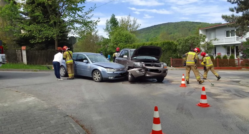 (AKTUALIZACJA) Sucha Beskidzka. Stłuczka dwóch samochodów, jedna osoba poszkodowana
