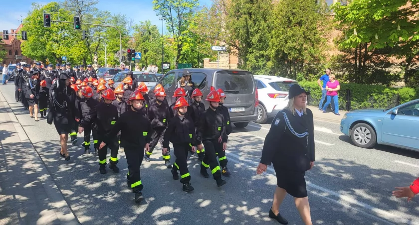(VIDEO, FOTO) Święto Konstytucji, a w nim pasowanie młodych strażaków i emocjonalne wystąpienie burmistrza Malczewskiego