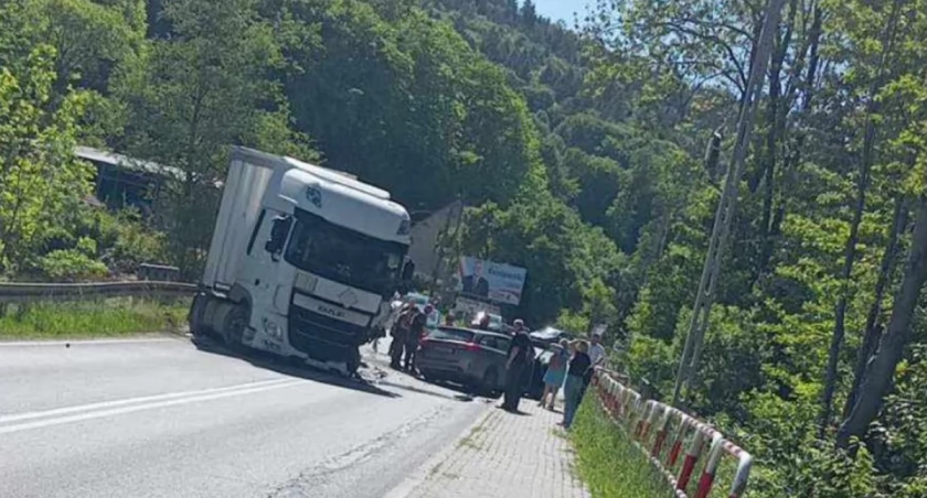 Budzów: Zderzenie ciężarówki z samochodem osobowym