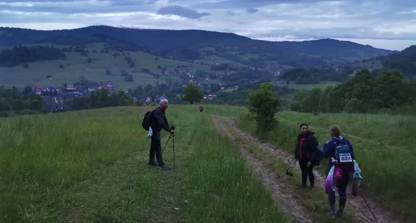 Maszerując 108 km upamiętnili… niespełnioną obietnicę przebudowy „zakopianki”