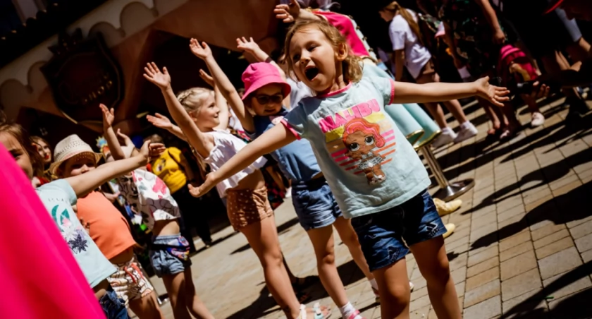 Dzień Dziecka w Energylandii trwa cały weekend! Przygotuj się na Kinder Party pełne magii i zabawy dla całej rodziny!