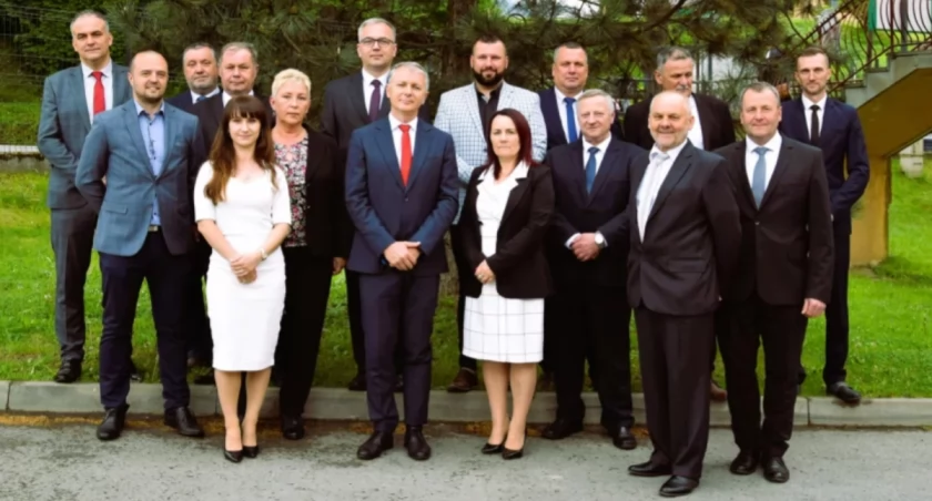 Jakie komisje powołano w gminie Bystra-Sidzina? Kto został ich przewodniczącymi?