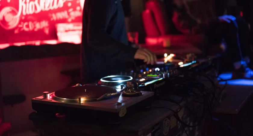 DJ Bydgoszcz - Adam Krajewski: Muzyczne Mistrzostwo na Każdą Imprezę