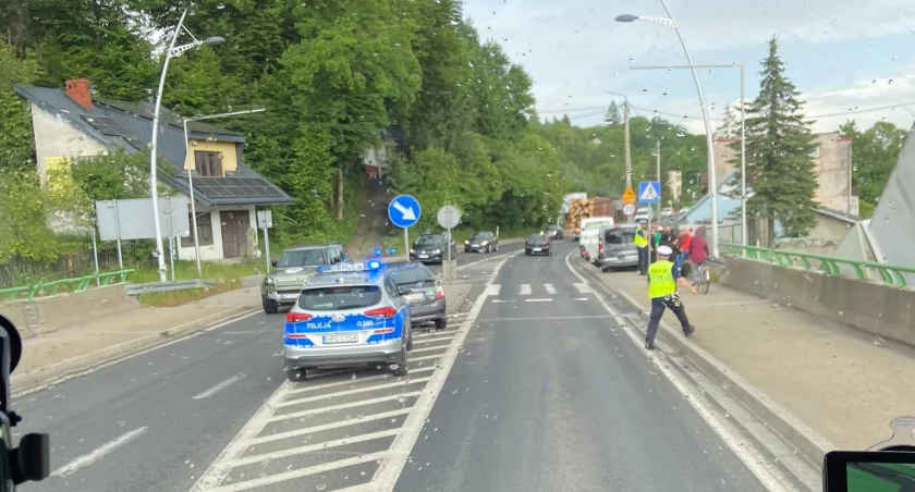 Kolizja na drodze krajowej nr 28 w Suchej Beskidzkiej