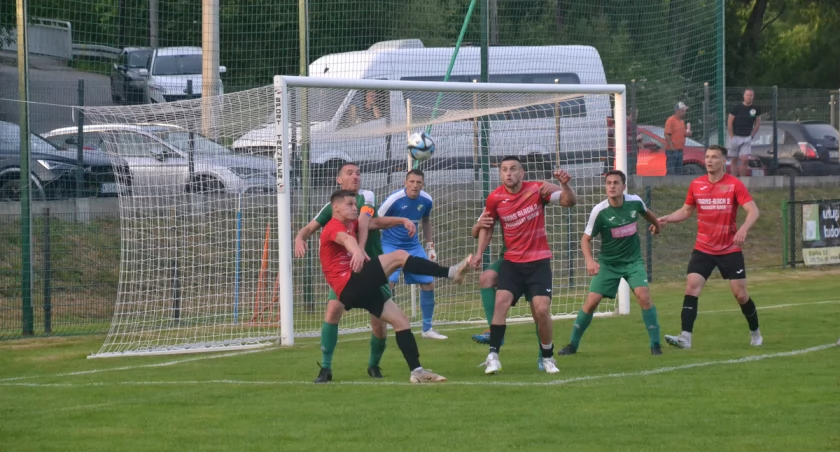 OKRĘGÓWKA CHRZANOWSKA: Naroże i Żuraw wciąż są w grze o V-ligę. Hattrick Banika, skuteczna pogoń Babiej Góry
