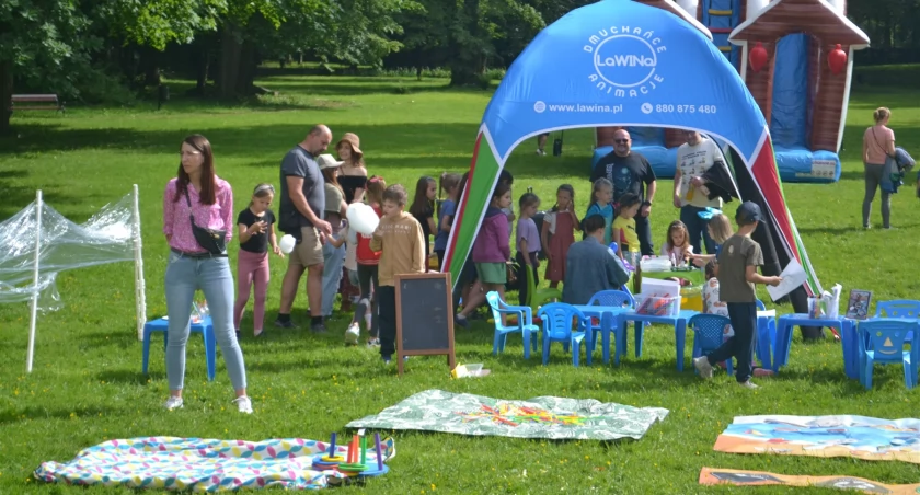 Rodzinny Piknik w parku zamkowym - niezapomniane popołudnie pełne atrakcji