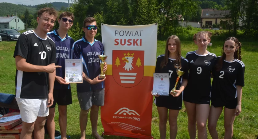 Dziewczyny z Witosa i chłopcy z Kołłątaja triumfują w zawodach w siatkówkę plażową