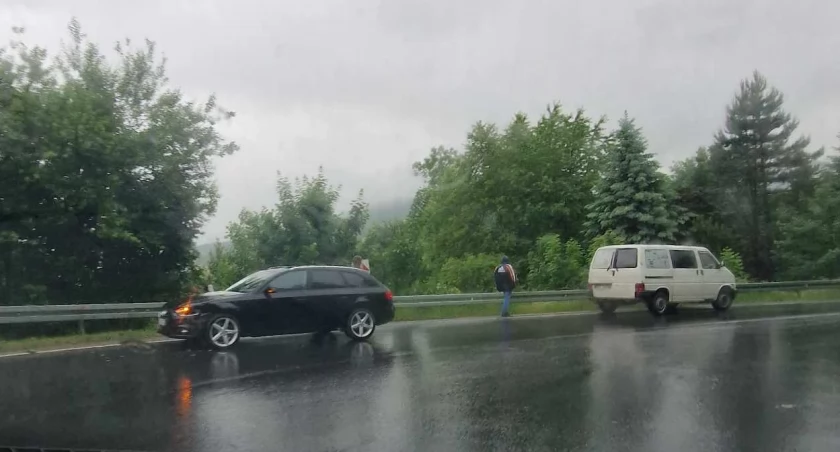 Jordanów: Trzy auta uszkodzone w kolizji na drodze krajowej