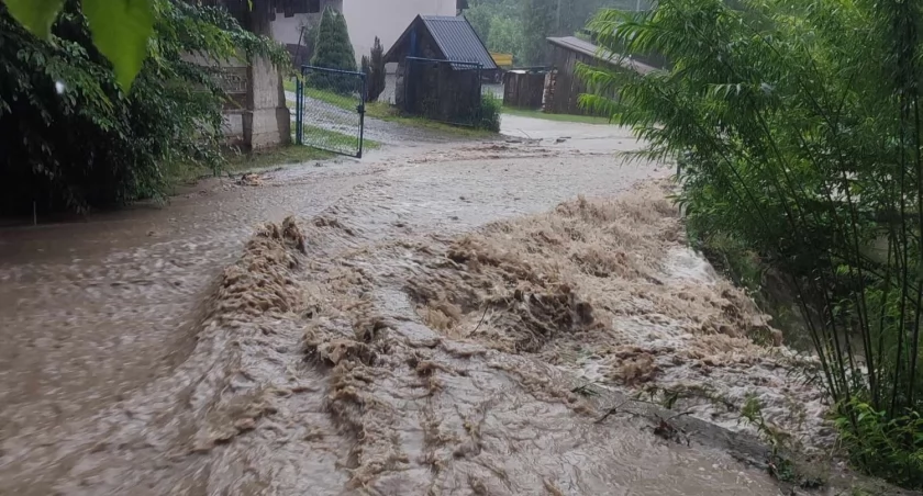 Po ulewach strażacy mieli ręce pełne roboty. Jedna osoba porażona prądem! (zdjęcia, video)