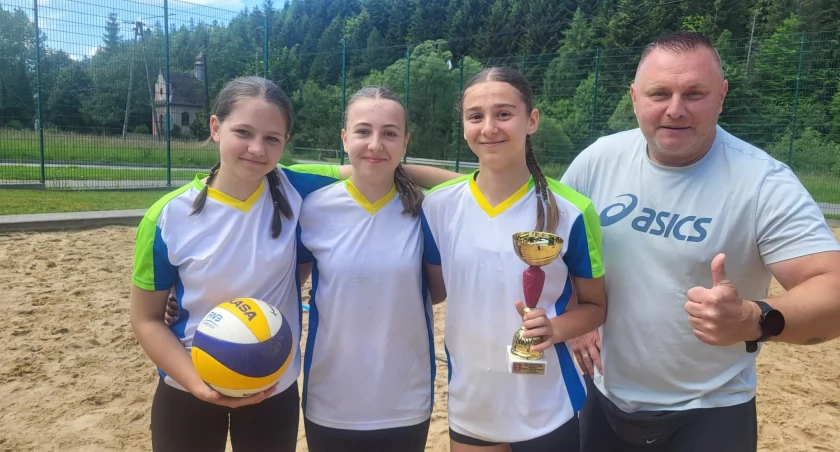 W siatkówkę plażową mistrzami powiatu zostały dziewczyny z SP1 Stryszawa i chłopcy z SP Jordanów