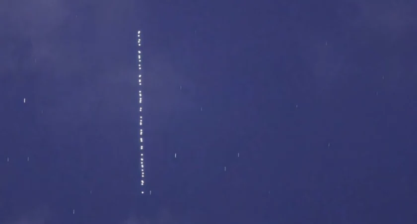 Nocne przeloty satelitów Starlink nad Polską
