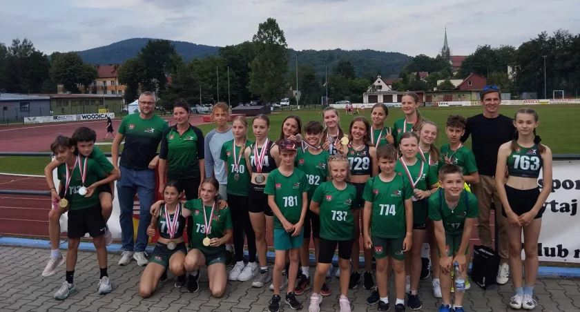 Lekkoatletyczna zmagania w Suchej Beskidzkiej. Medale dla zawodników SKL Sucha Beskidzka i UKS Bieganie.pl Stryszawa