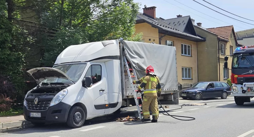 Sucha Beskidzka: Strażacy ratowali samochód i ładunek 