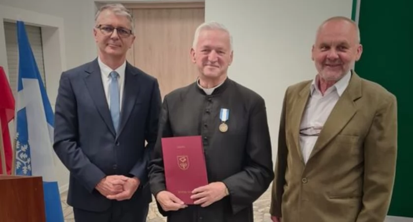 Ks. Józef Bafia odznaczony Odznaką Honorową Gminy Bystra-Sidzina