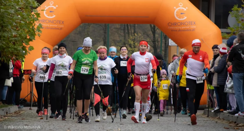 Nordic walking – chodzenie, marsz z kijkami, angażuje około 90% mięśni