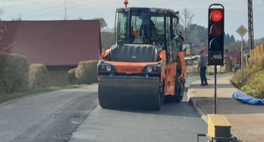 Rozpoczynają się kolejne inwestycje na drogach powiatowych