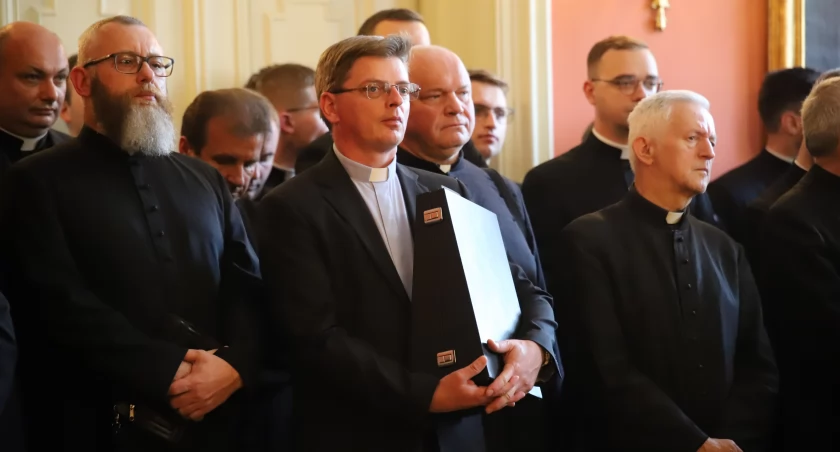  Zmiany personalne w parafiach! Arcybiskup Marek Jędraszewski złożył rezygnację!