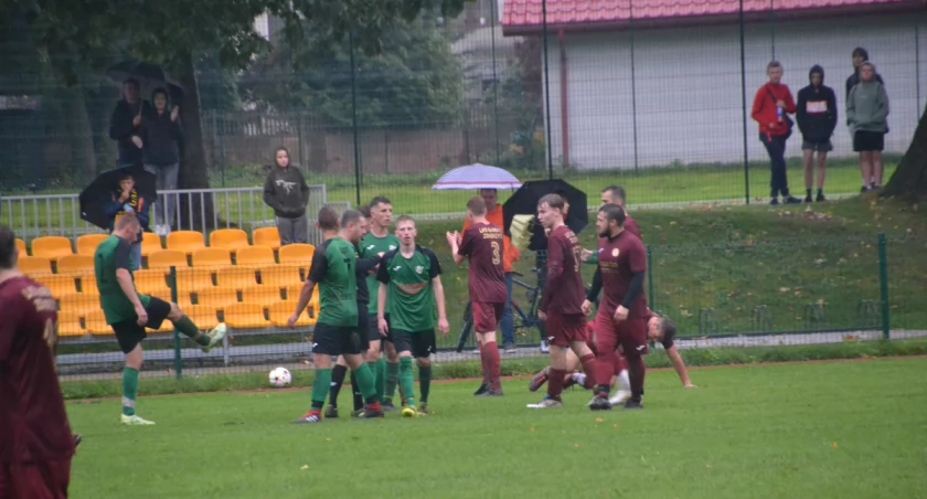 B-KLASA WADOWICKA: Świt Osielec czwartą, a Grom Grzechynia piątą siłą ligi. Od 2:0 do 2:3 w Białce. Pierwszy wiosenny raz w Bieńkówce