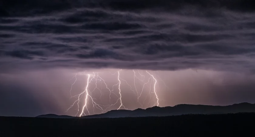 Ostrzeżenie Meteorologiczne dla Powiatu Suskiego: Burze i silne wiatry