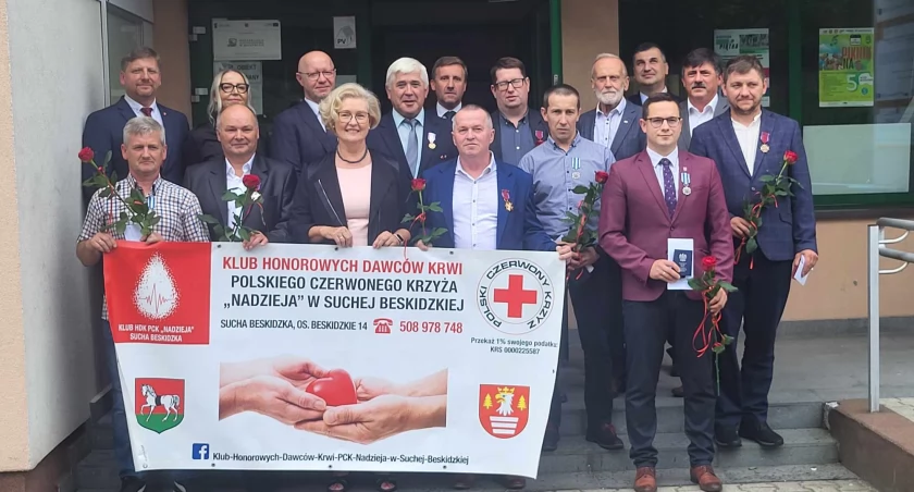 Członkowie Klubu Honorowych Dawców Krwi Nadzieja z odznaczeniami państwowymi i resortowymi