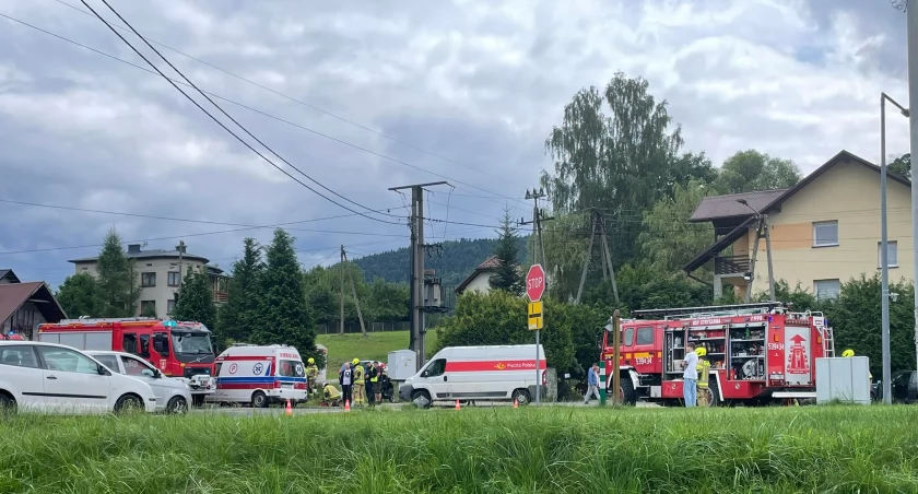 Stryszawa: Kraksa w centrum miejscowości. Samochód wjechał w motorower! 