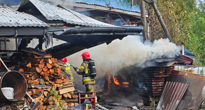 Pożar domu, garażu i stodoły w Bieńkówce (video)