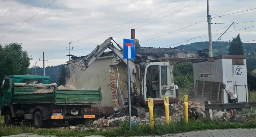 Zrównano z ziemią budkę dróżniczą w Białce 