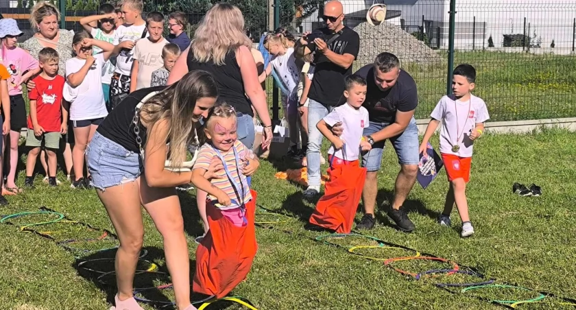 Piknik rodziny w Tarnawie Górnej: Dzień pełen uśmiechów i wspólnych zabaw
