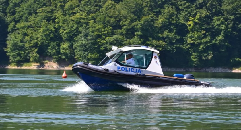 Policjanci uratowali dwie osoby na Jeziorze Mucharskim