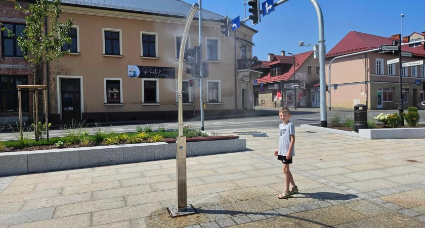 Kurtyny wodne pomagają przetrwać upały w powiecie suskim