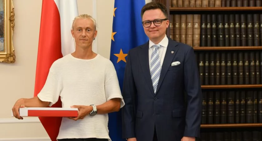Marszałek Sejmu wręczył flagę RP ultramaratończykowi Romanowi Fickowi