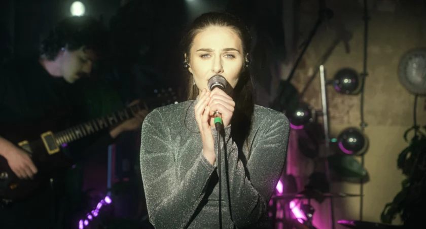Justyna Biedrawa powraca z pełnym gorzkich refleksji o świecie singlem “Co widzisz za oknem