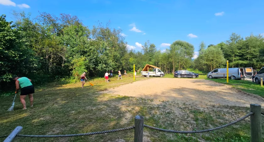 Wspólne porządki na skwerku w Makowie