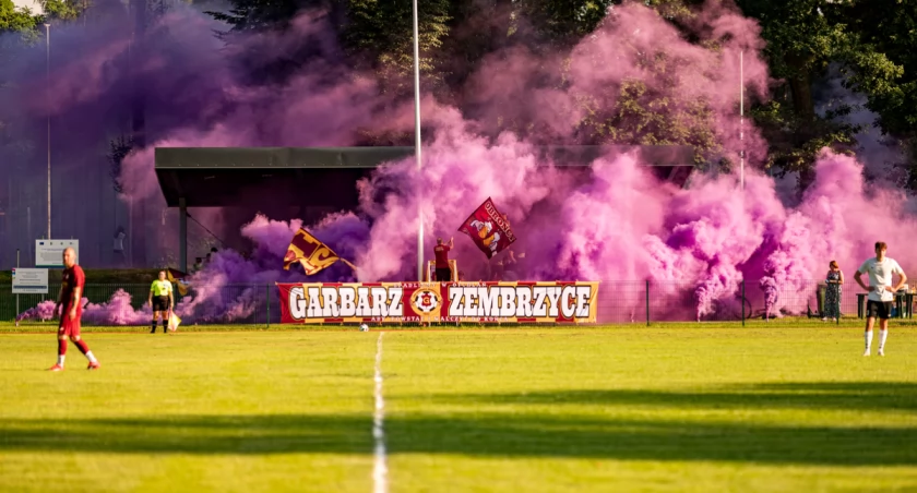 Garbarz Zembrzyce nadał kolorytu powiatowym trybunom