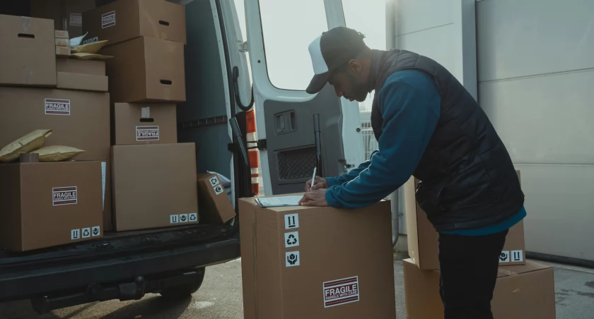 Porady dotyczące zabezpieczania kartonów na czas transportu – jakie akcesoria wybrać?