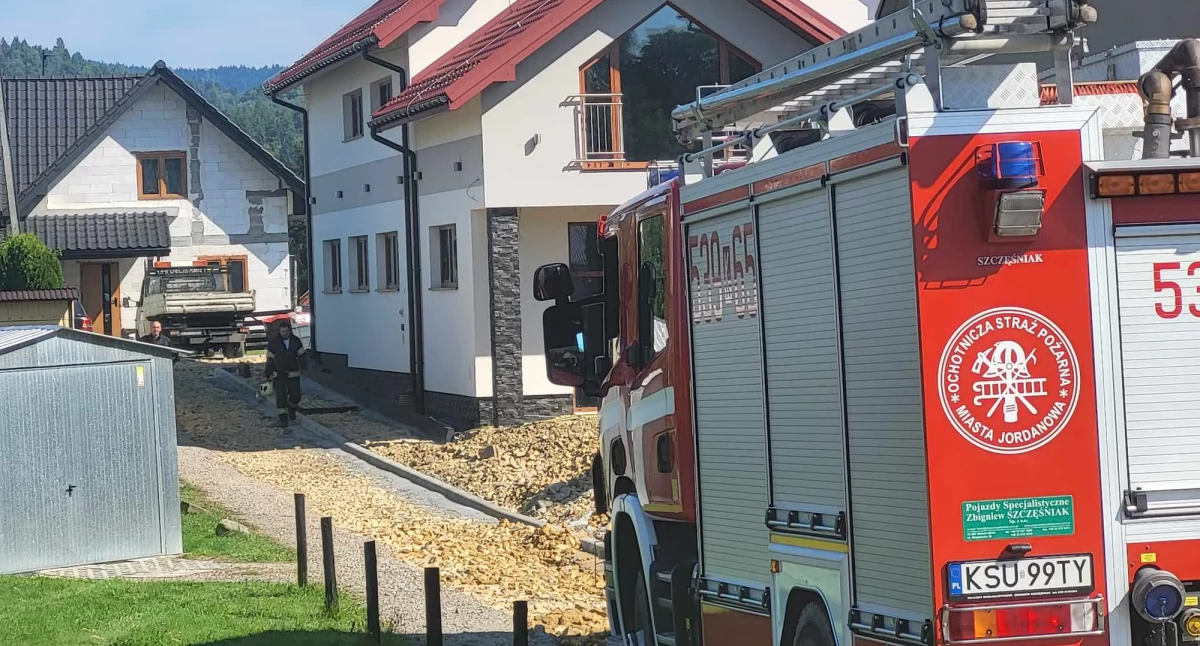 Jordanów: Mężczyzna przysypany w wykopie