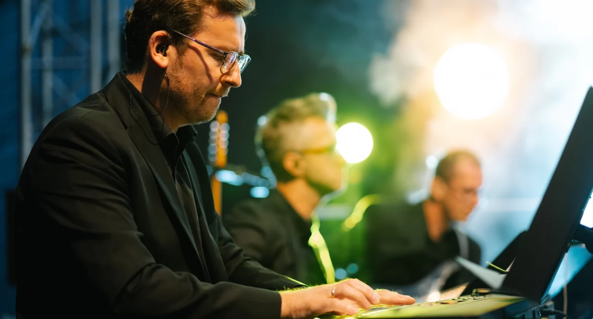 Zaproszenie na wieczór z muzyką na żywo w REZO RESTO & BAR