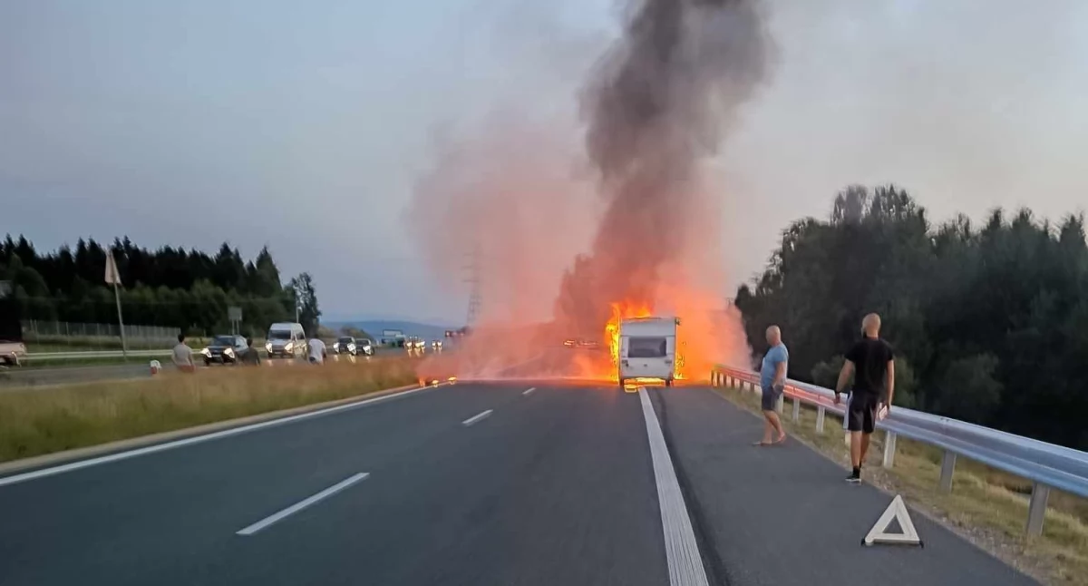 Pożar samochodu z przyczepą kempingową