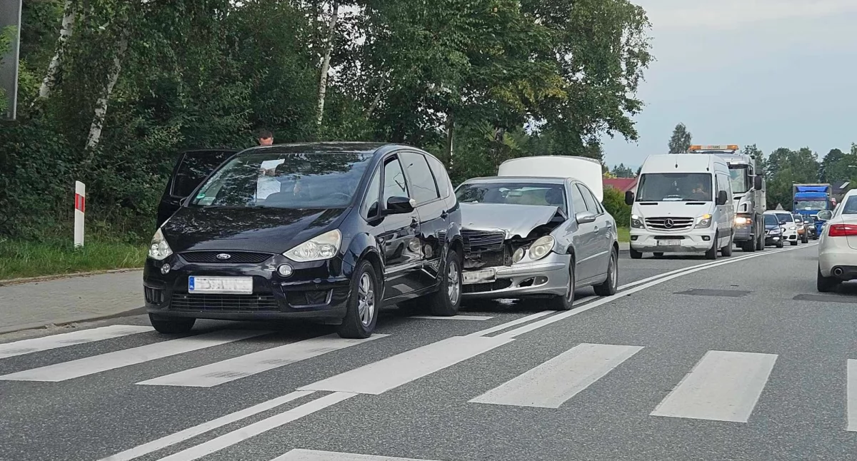 Kolizja w Osielcu: Zderzenie Forda i Mercedesa przy kościele