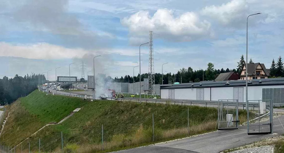 Pożar samochodu przy tunelu w Naprawie (video)