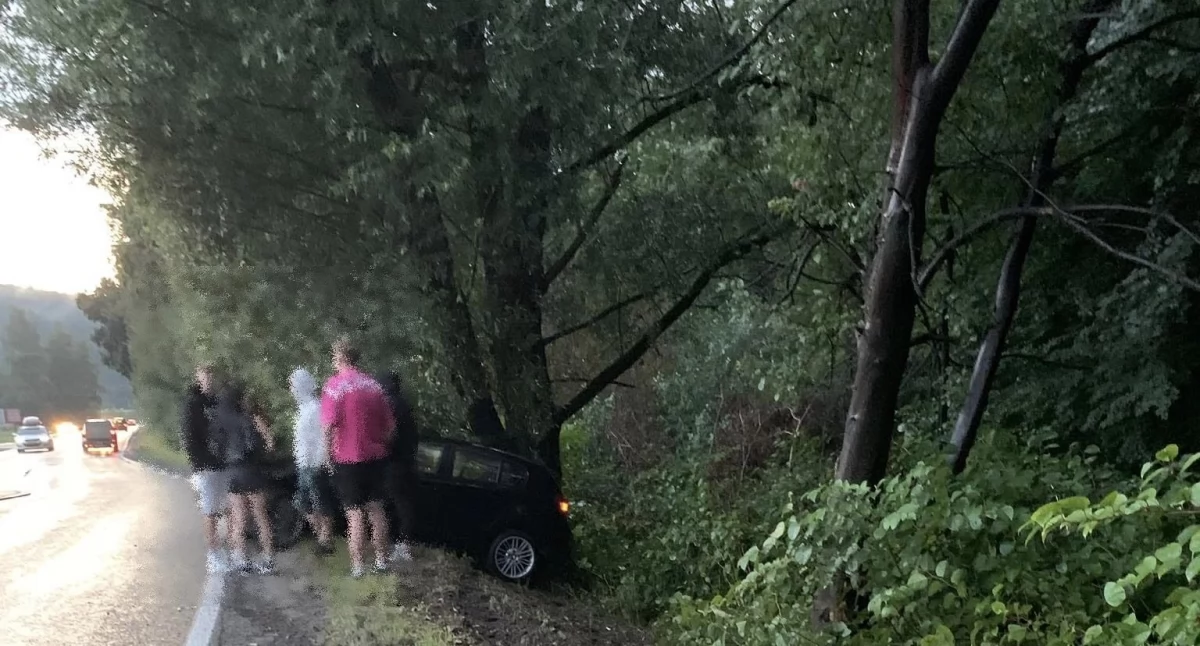 Zembrzyce: Samochód uderzył w drzewo 
