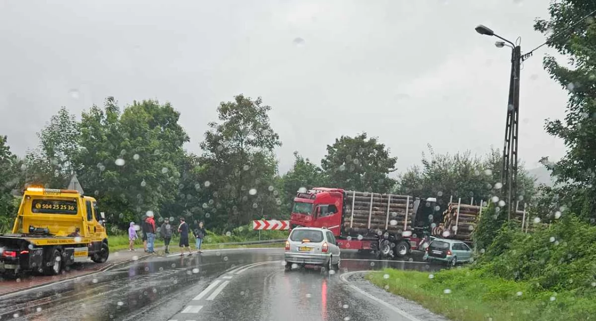 Jordanów: Wjechał w zestaw z drewnem  