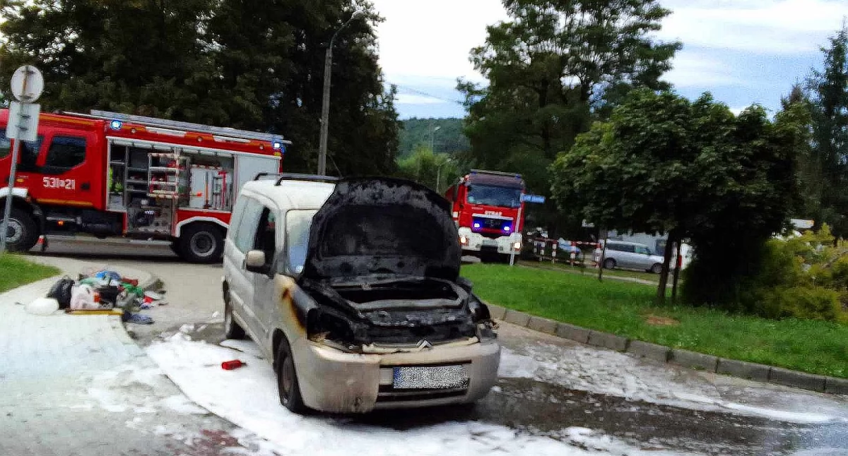 Sucha Beskidzka: Pożar samochodu przy szkole podstawowej 