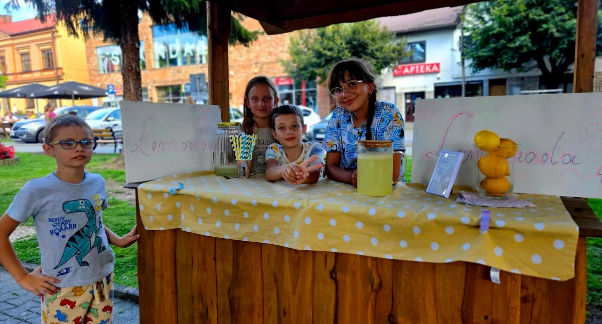 Moda na przydomową sprzedaż lemoniady dotarła do powiatu suskiego